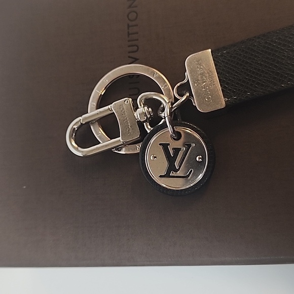Louis Vuitton Taiga Porte Cles Neo Key Ring /Charm Black and Sliver - Picture 4 of 13